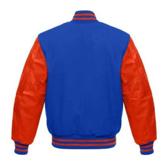 Blaue Collegejacke mit orangefarbenen Lederärmeln 