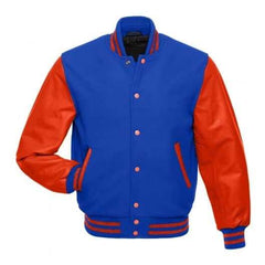 Blaue Collegejacke mit orangefarbenen Lederärmeln 